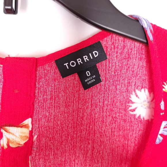 TORRID Women's Red Floral Short Sleeve Blouse Size 0 - Picture 2 of 10